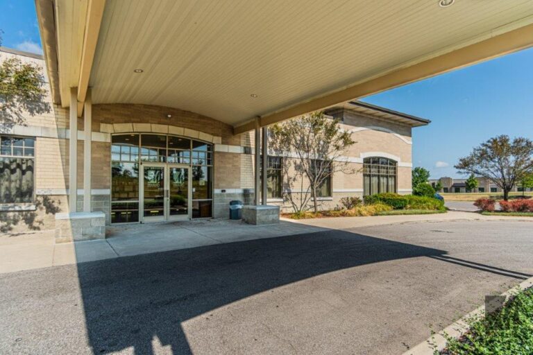 Store front Cincinnati and West Chester Township s best beauty salon Mitchell s Salon   Day Spa 1 768x512